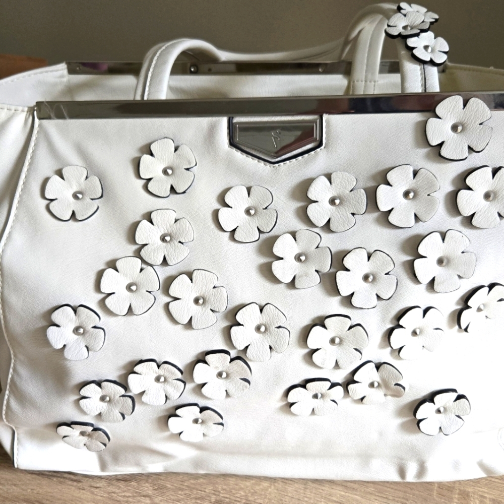 Vera Wang (Simply Vera) White Baymar Tote